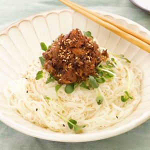 「さば味噌缶で混ぜそうめん」のレシピ動画