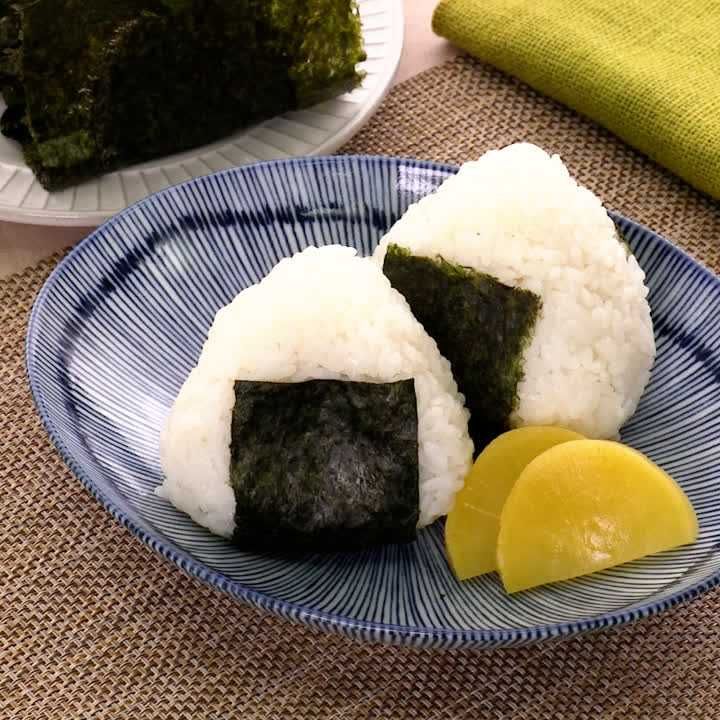 美味しく握れるコツをご紹介！ 三角おにぎりの握り方のレシピ動画  
