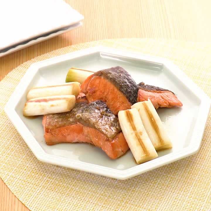 お家の定番レシピに！ 鮭とねぎのみりん焼きのレシピ動画・作り方 | デリッシュキッチン
