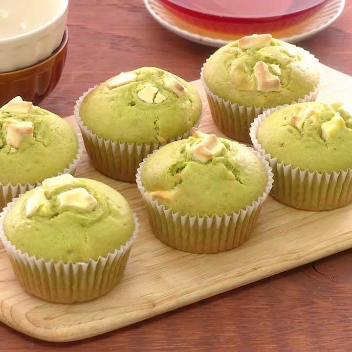 混ぜるだけ簡単♪ ホワイトチョコ入り抹茶のカップケーキのレシピ動画・作り方 | デリッシュキッチン