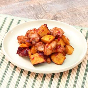 「さつまいもと鶏肉のチリソース炒め」のレシピ動画