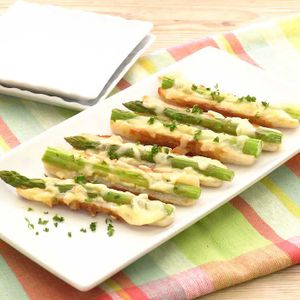 「アスパラとチーズのちくわボート焼き」のレシピ動画