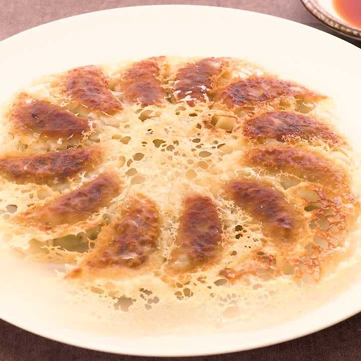 外はパリパリ、中はジュワ〜! パリパリ羽根つき餃子のレシピ動画・作り方 | デリッシュキッチン