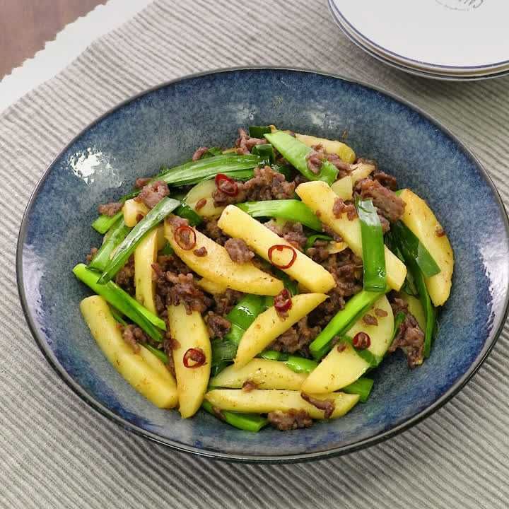 じゃがいもと牛ひき肉のピリ辛炒め
