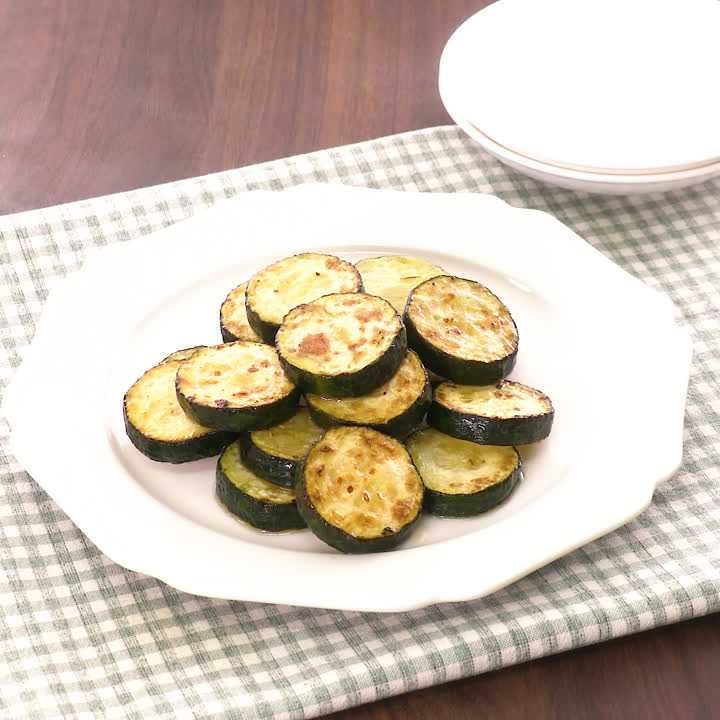 ささっと簡単 ズッキーニのハーブ炒めのレシピ動画 作り方 Delish Kitchen