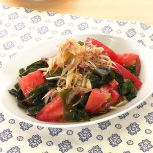 トマトとみょうがのわかめサラダ