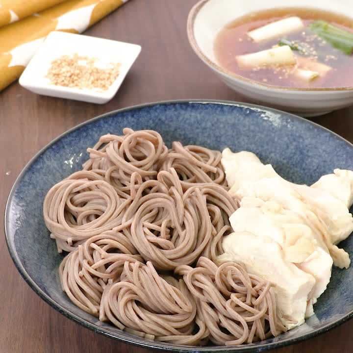 鶏だし広がる 冷たい鶏つけ蕎麦のレシピ動画 作り方 Delish Kitchen