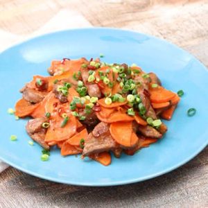 「にんじんとレバーの甘辛炒め」のレシピ動画