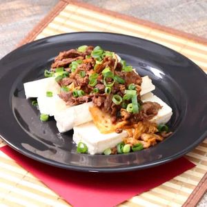 「牛肉とキムチのスタミナ冷奴」のレシピ動画