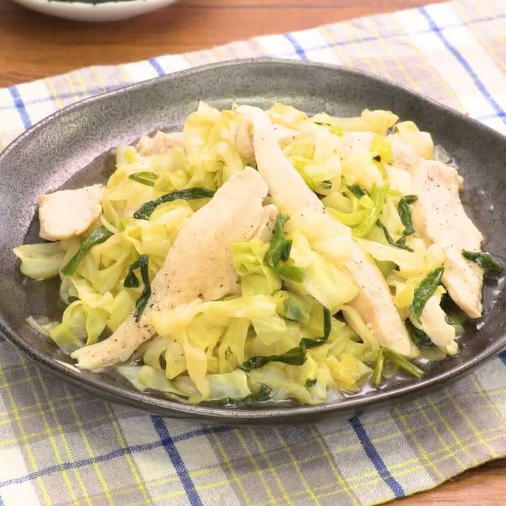 キャベツと鶏むねのごま油蒸し
