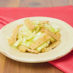「キャベツと油揚げの炒め煮」のレシピ動画