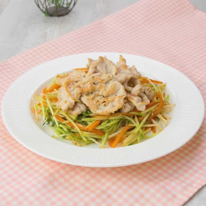 カリカリ豚こまと豆苗のサラダ