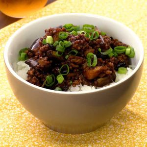 「なすとひき肉の旨辛みそ丼」のレシピ動画