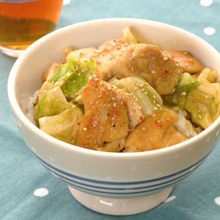 キャベツと鶏むねの辛味噌丼