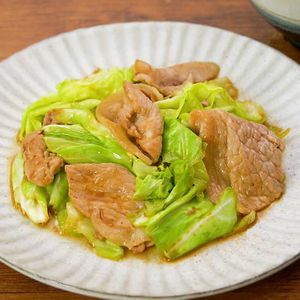 「キャベツと豚肉のにんにく醤油炒め」のレシピ動画