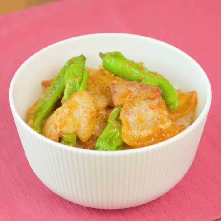 豚バラ肉とししとうのピリ辛みそ丼
