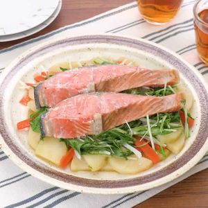 「水菜と鮭のフライパン蒸し」のレシピ動画