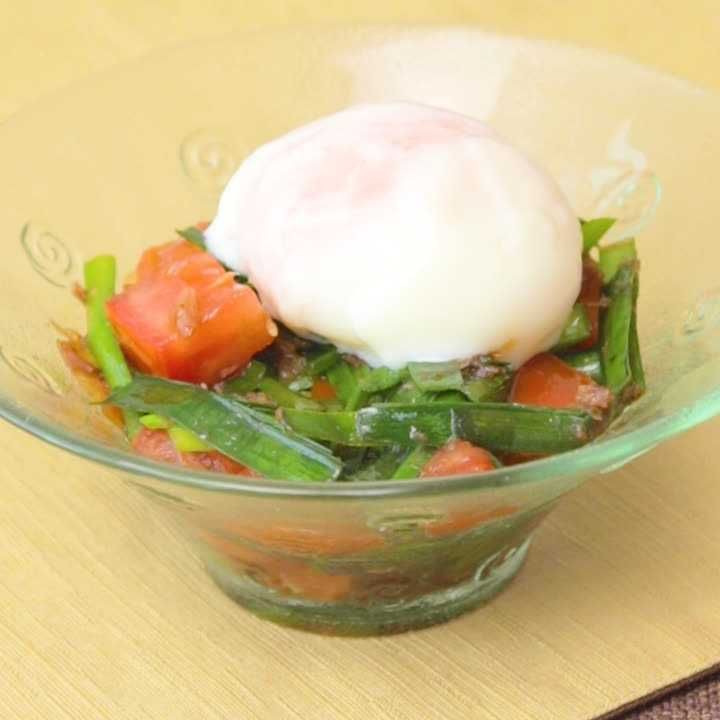 ニラ炒めの温泉卵のせ