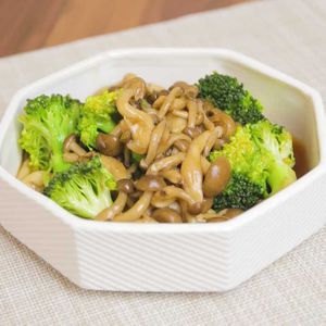 「ブロッコリーとしめじのオイスター炒め」のレシピ動画