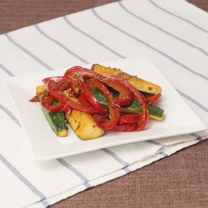 ズッキーニとパプリカのマスタード炒め