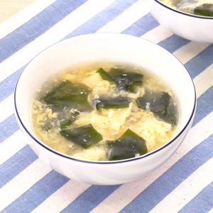 「卵とわかめの中華風スープ」のレシピ動画