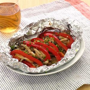 「鮭としめじのバターホイル焼き」のレシピ動画