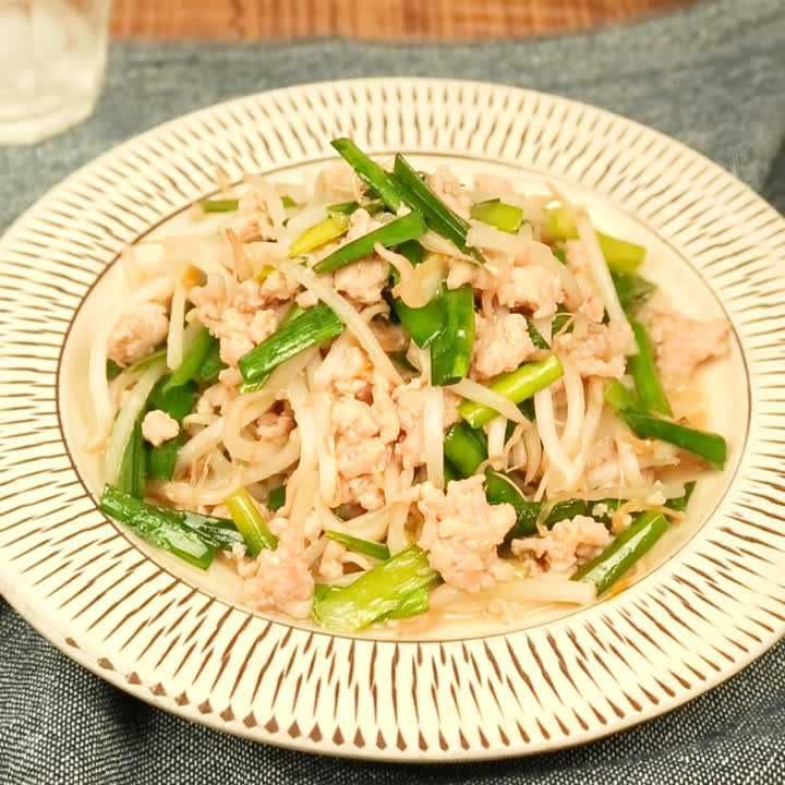 お手軽に一品 鶏ひき肉ともやしのしょうがみそ炒めのレシピ動画 作り方 Delish Kitchen