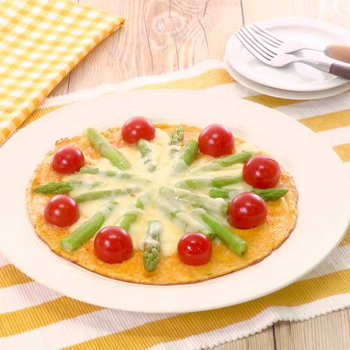 アスパラとトマトのたまごピザ