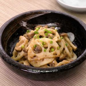 「れんこんとしめじのごま味噌きんぴら」のレシピ動画