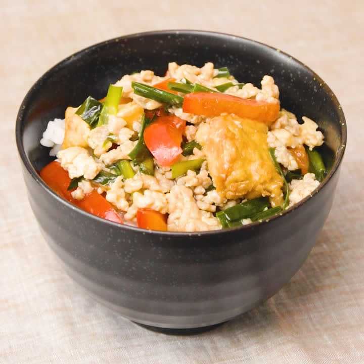 鶏ひき肉のエスニック丼