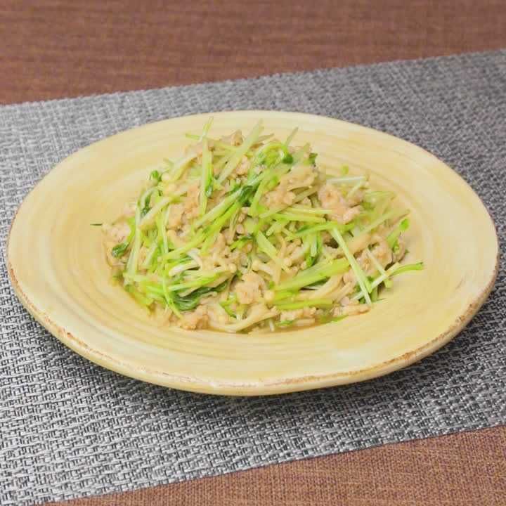 鶏ひき肉と豆苗のわさび炒め