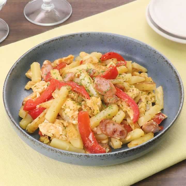 ポテトとソーセージの卵炒め