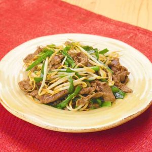 「牛肉ともやしのバター醤油炒め」のレシピ動画