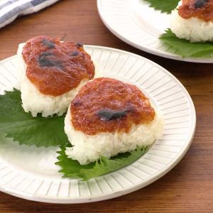 「梅みそ焼きおにぎり」のレシピ動画