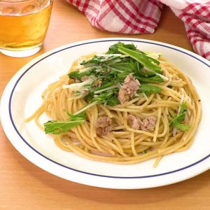 「水菜とツナのガーリックパスタ」のレシピ動画