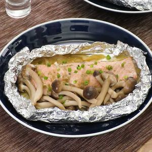 「鮭ときのこのホイル焼き」のレシピ動画