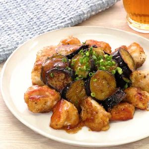 「鶏むね肉となすの生姜焼き」のレシピ動画