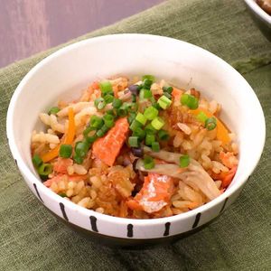 「鮭としめじの焼肉風炊き込みごはん」のレシピ動画