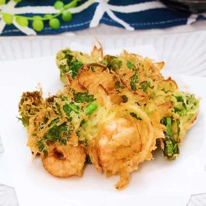程よい苦味が食欲そそる 菜の花とえびのかき揚げのレシピ動画 作り方 Delish Kitchen