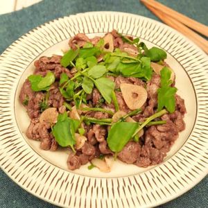 「牛肉とクレソンのガーリック炒め」のレシピ動画