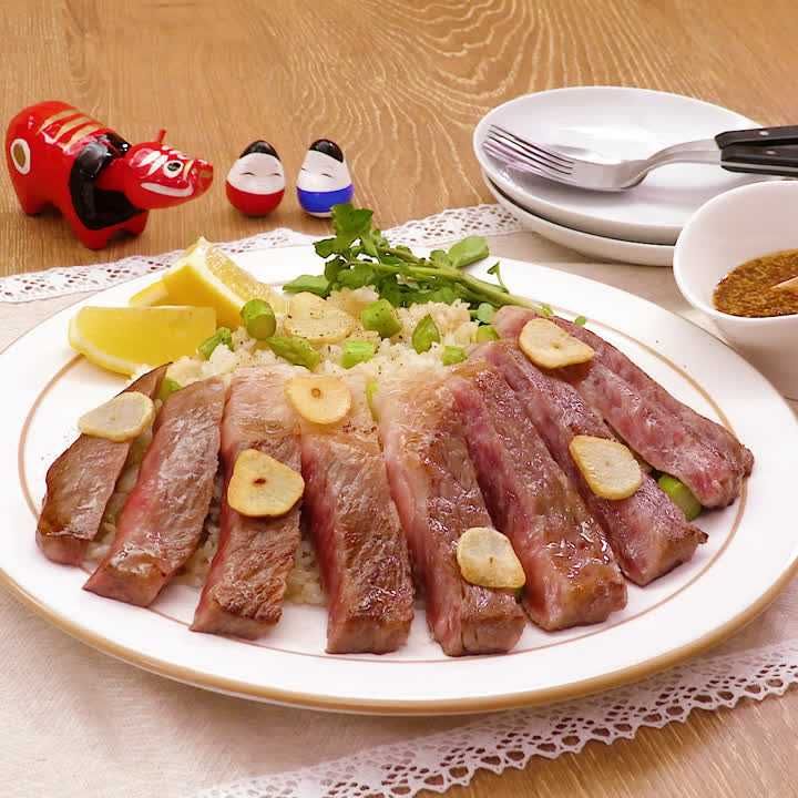 牛ステーキとアスパラガーリックライス