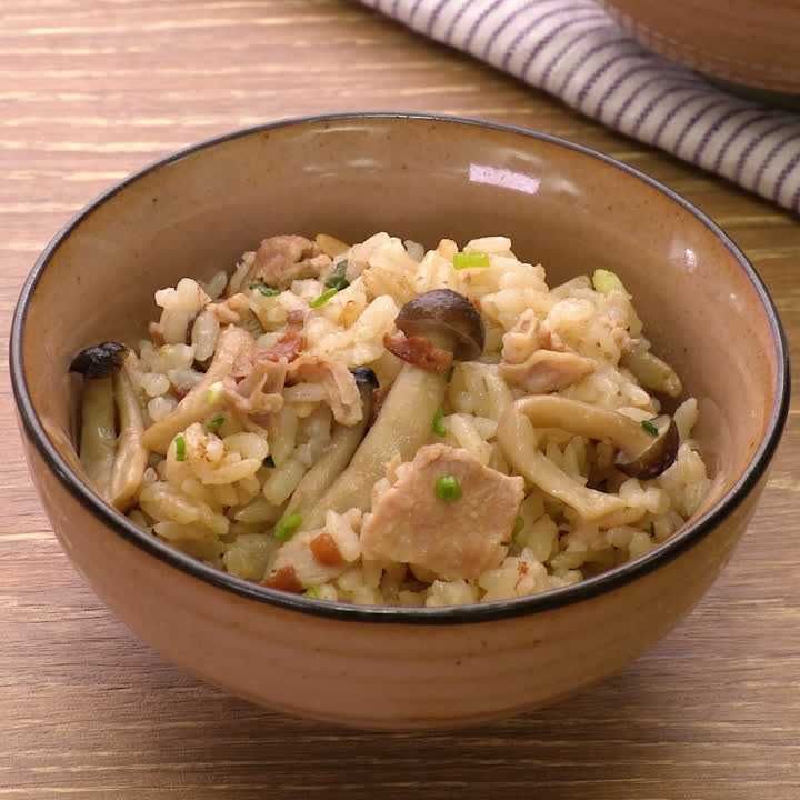 3合炊き炊飯器で 梅と豚肉のさっぱり炊き込みご飯のレシピ動画 作り方 Delish Kitchen