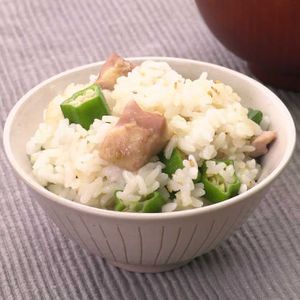 「鶏肉とオクラの炊き込みごはん」のレシピ動画