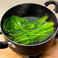 「湯がく」とは「茹でる」の方言？違いについて解説！
