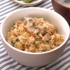 「鶏肉生姜焼き風炊き込みご飯」のレシピ動画