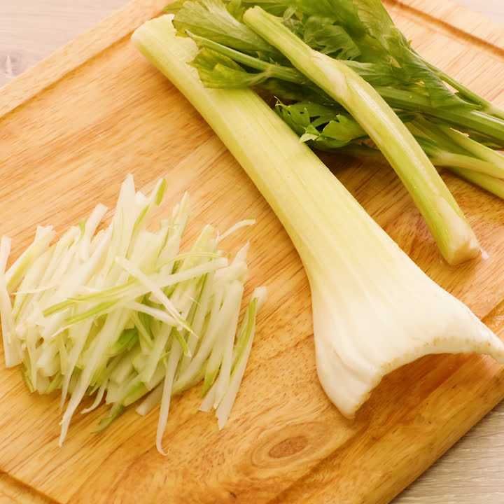 セロリの千切り