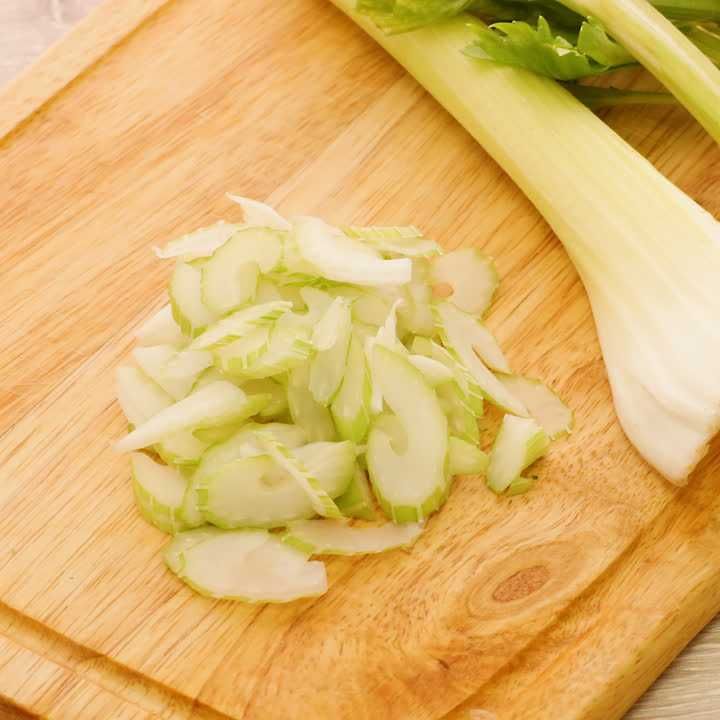 セロリの薄切り