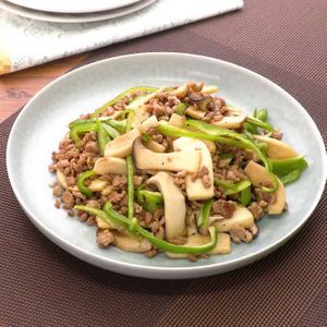 「エリンギとひき肉のオイスター炒め」のレシピ動画