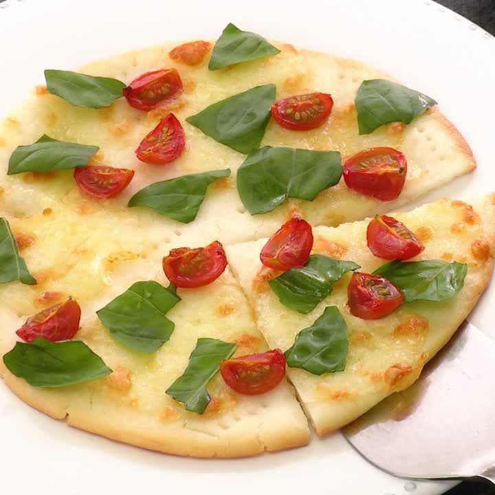 ミニトマトとモッツァレラのピザ