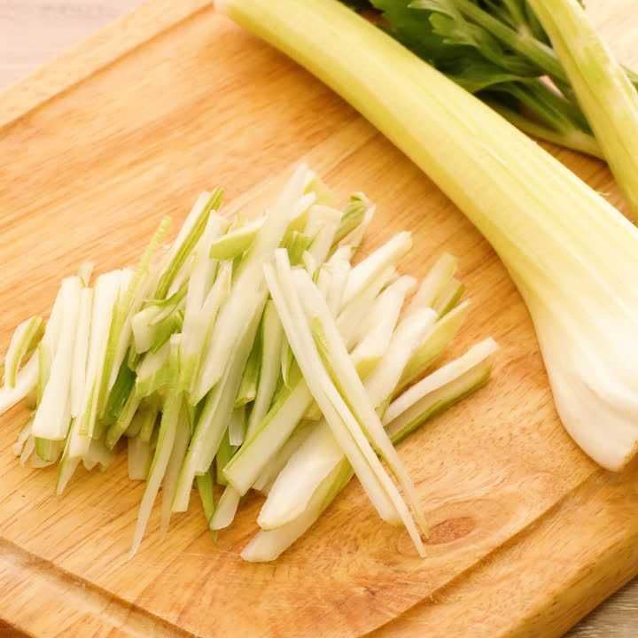 セロリの細切り